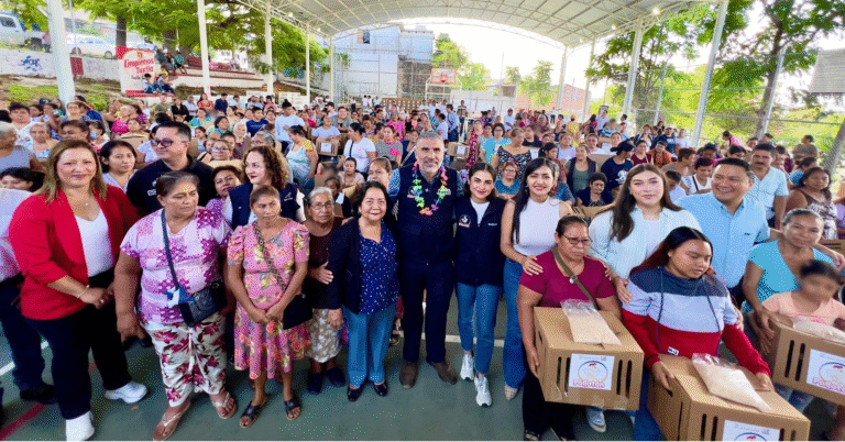 Ángel Torres impulsa la economía familiar con entrega de aves en Altos del Norte