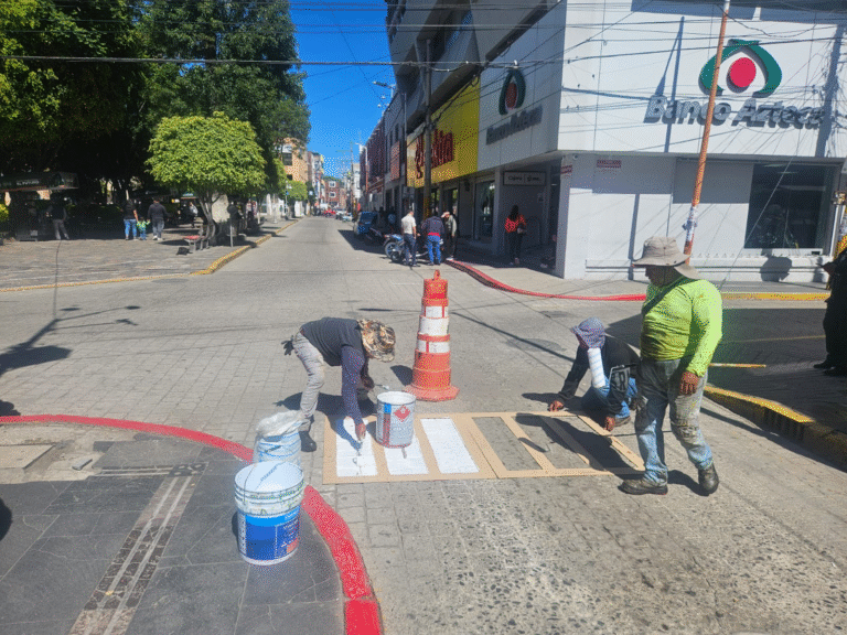 Mejoran seguridad vial en San Martín Texmelucan con renovación de pasos peatonales