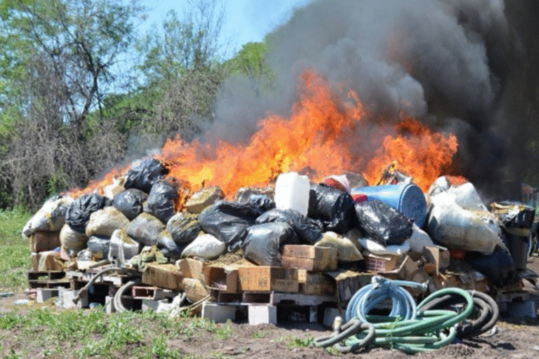 FGR destruye más de dos toneladas de drogas y equipo táctico asegurado en Sinaloa