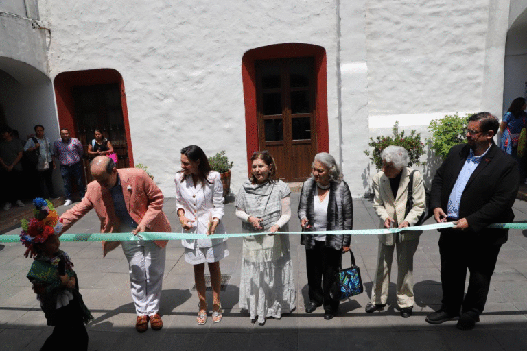 Álvaro Obregón inaugura exposición “Flores para la vida” en homenaje a Cristina Cassy