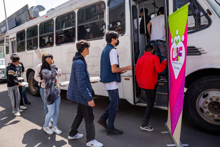 MariElise Budib lleva a niñas y niños del Centro de Día a Africam Safari para promover la educación ambiental