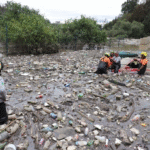 Alcaldía Álvaro Obregón rescata cuatro vehículos arrastrados por lluvias en la presa Mixcoac