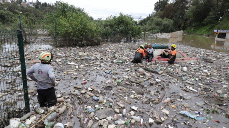 Alcaldía Álvaro Obregón rescata cuatro vehículos arrastrados por lluvias en la presa Mixcoac