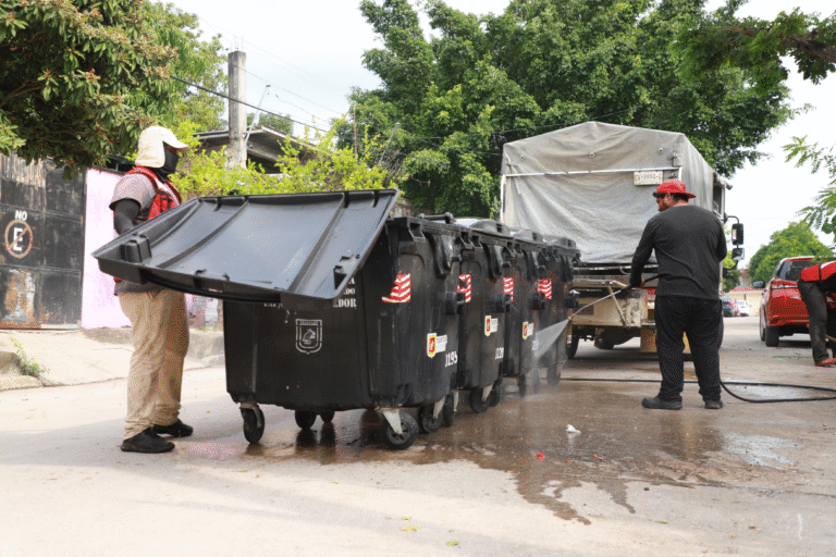 Recomiendan sacar la basura en horarios establecidos ante lavado de contenedores