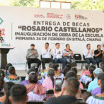 Eduardo Ramírez entrega becas Rosario Castellanos en la localidad Santa Cruz, de Sitalá