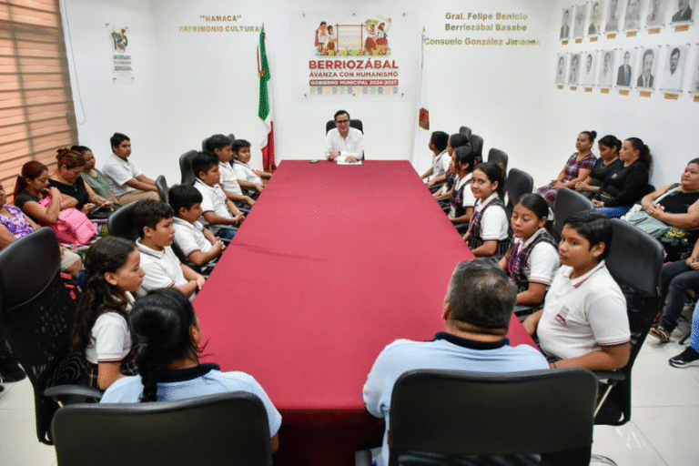 Jorge Acero refrenda su compromiso con la educación al ser padrino de generación