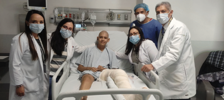 ISSSTE salva pierna de adolescente con cáncer mediante criocirugía y prótesis interna