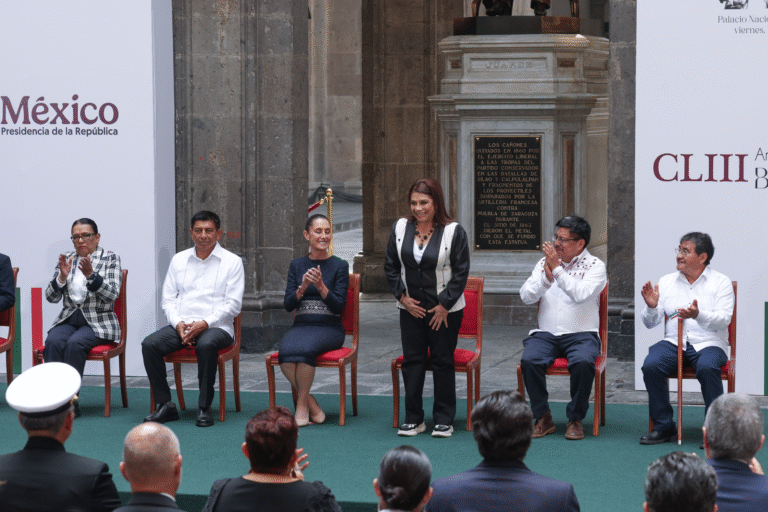 Claudia Sheinbaum y Claro Brugada asisten a homenaje a Benito Juárez en Palacio Nacional