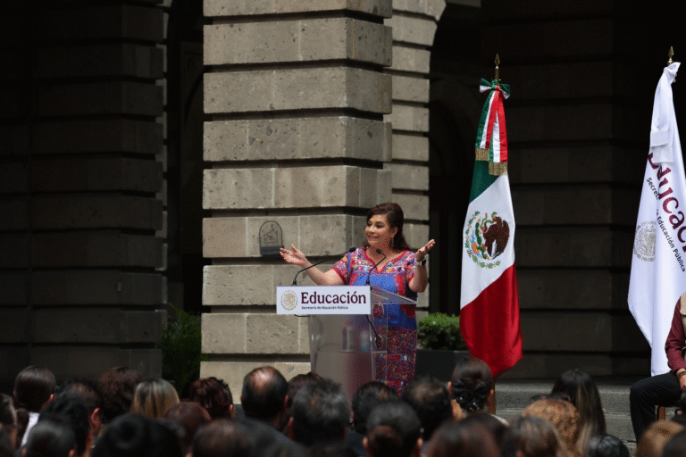 Entregan 189 mdp en Tarjetas del Bienestar para rehabilitar 135 bachilleratos en la CDMX