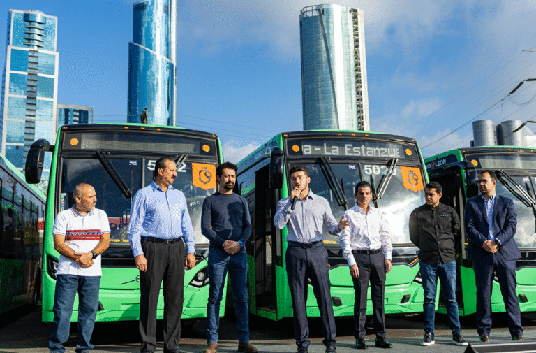 Nuevo León recibe 40 nuevos camiones sustentables como parte del plan integral de movilidad