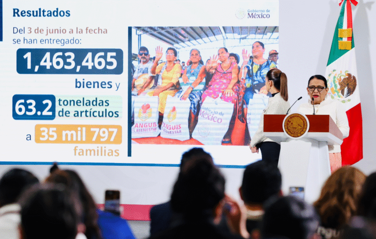 Gobierno de México entrega más de un millón de bienes decomisados a familias de Guerrero y Oaxaca