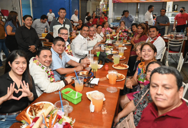 Eduardo Ramírez entrega constancia de regularización de claves catastrales en el Mercado de los Ancianos