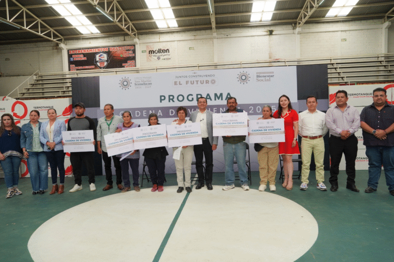 Texmelucan entrega 250 calentadores solares para más de mil familias