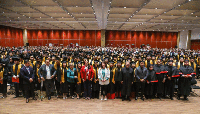 Margarita González Saravia llama a graduados de la Upemor a servir con vocación y compromiso por Morelos