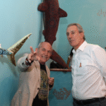 Pepe Chedraui impulsa el arte con causa al recorrer la exposición “El Murmullo de los Océanos”