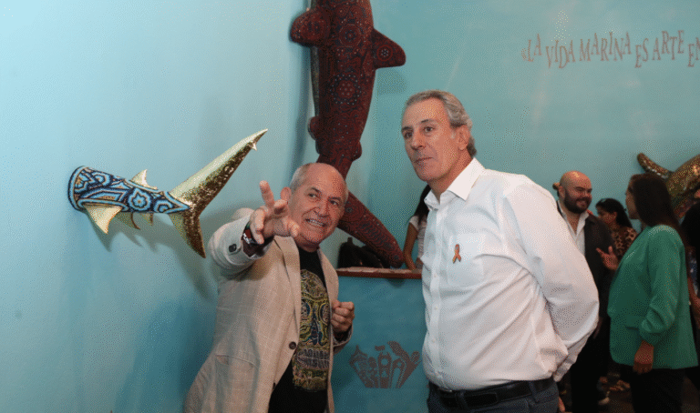 Pepe Chedraui impulsa el arte con causa al recorrer la exposición “El Murmullo de los Océanos”