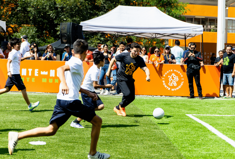 Samuel García se suma a la cascarita escolar y celebra avance del programa “Ponte Nuevo, Ponte Mundial”