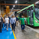 Samuel García supervisa producción de camiones Volvo-Marcopolo hechos en Nuevo León