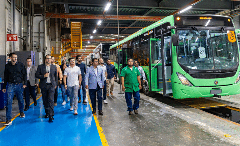 Samuel García supervisa producción de camiones Volvo-Marcopolo hechos en Nuevo León