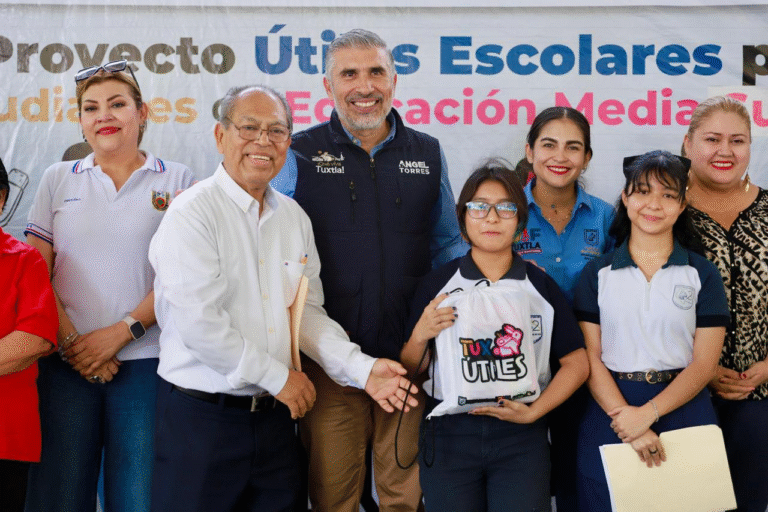 Ángel Torres entrega paquetes de “Tux Útiles” a estudiantes de la Preparatoria No. 2