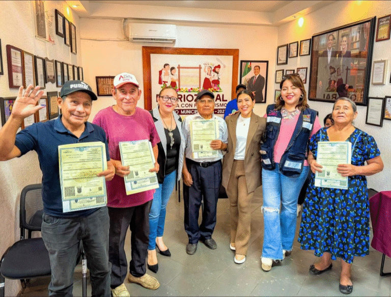 Berriozábal entrega actas de nacimiento extemporáneas a adultos mayores en el Día del Abuelo