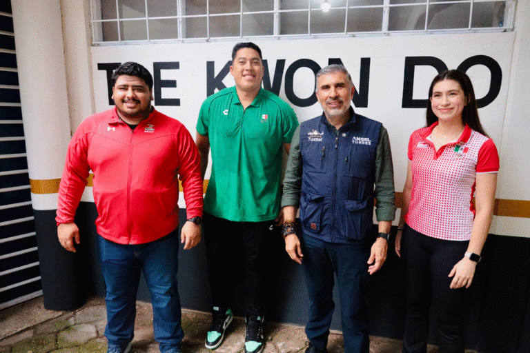 Ángel Torres, junto al Campeón Mundial Carlos Adrián Sansores, presentó la Academia de Tae Kwon Do del Indetux, en el Parque del Oriente