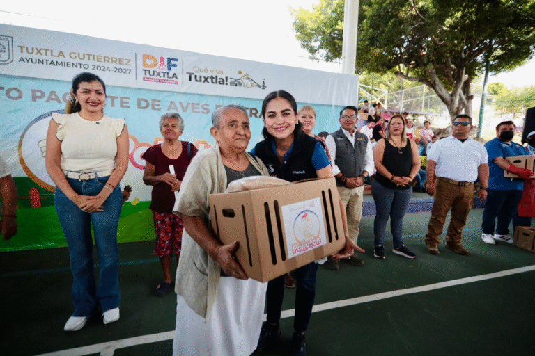 DIF Tuxtla impulsa autosuficiencia alimentaria con entrega de aves de traspatio en Albania Alta