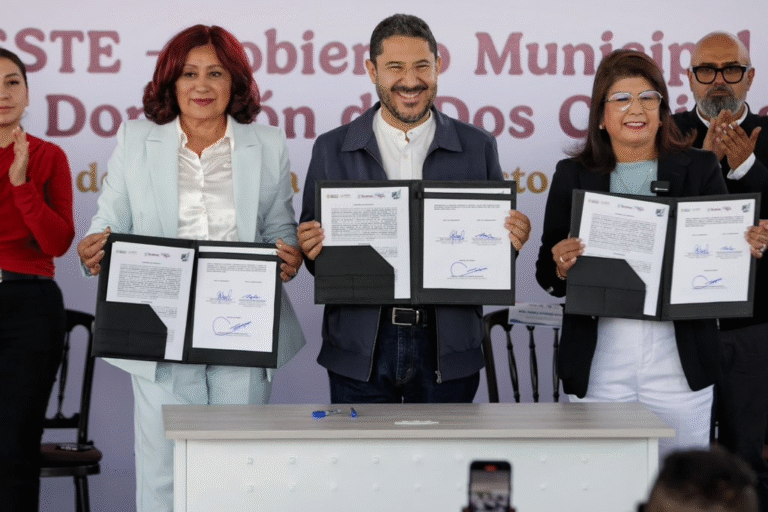 Martí Batres firma convenio con Tecámac para donación de dos clínicas al ISSSTE