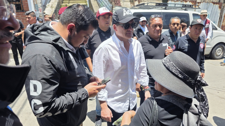 Javier López Casarín inicia la semana atendiendo peticiones vecinales en la colonia La Era