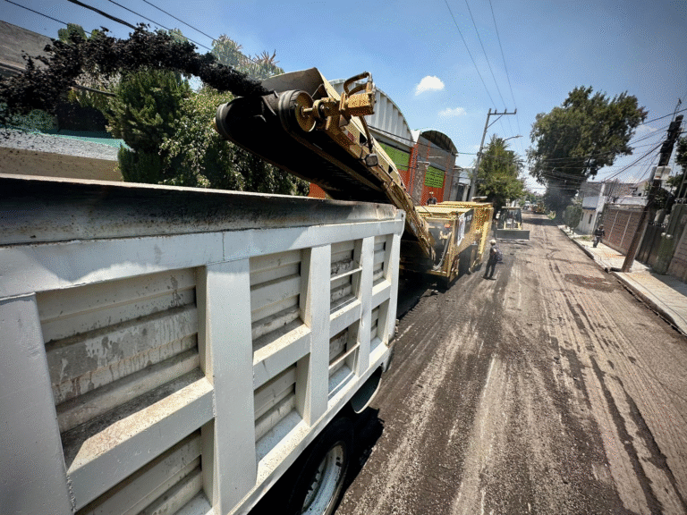 Mejoran vialidades en Tláhuac con reencarpetado en la colonia Las Puertas