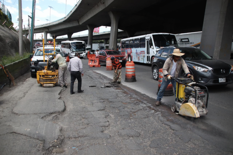Mejoran vialidades en Cuautitlán Izcalli con trabajos de bacheo en la zona de Perinorte