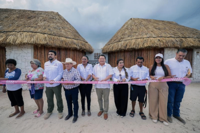 Gobierno de Yucatán entrega baños ecológicos para impulsar turismo en San Felipe