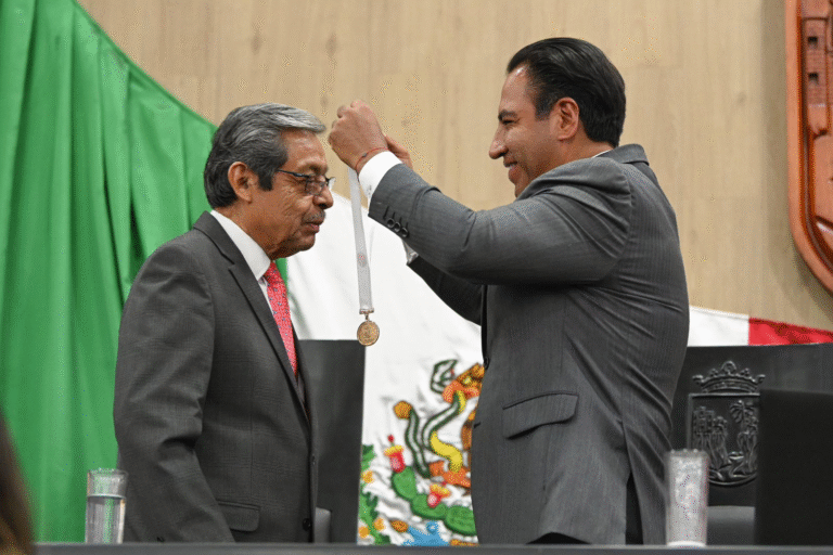 Impone Eduardo Ramírez Medalla “Rosario Castellanos” a Natalio Hernández Hernández