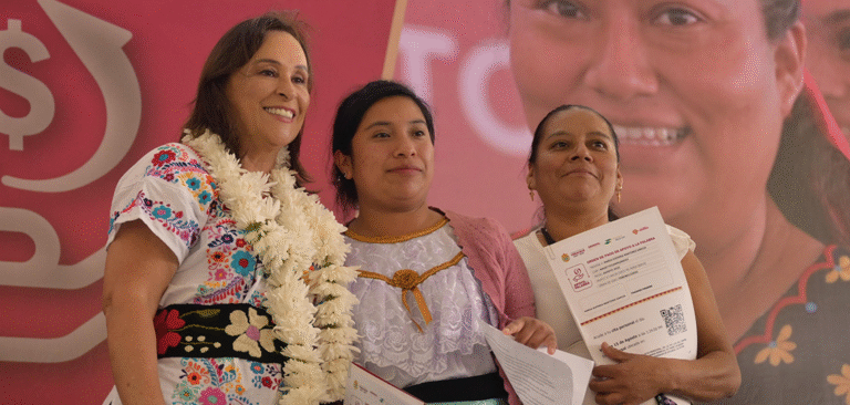 Rocío Nahle entrega apoyos a casi dos mil emprendedores en la sierra de Zongolica