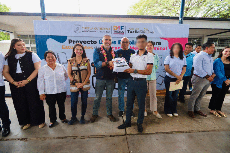 Arranca Angel Torres programa Tux-Útiles en Cobach Plantel 1 y Preparatoria Número 7, en Tuxtla