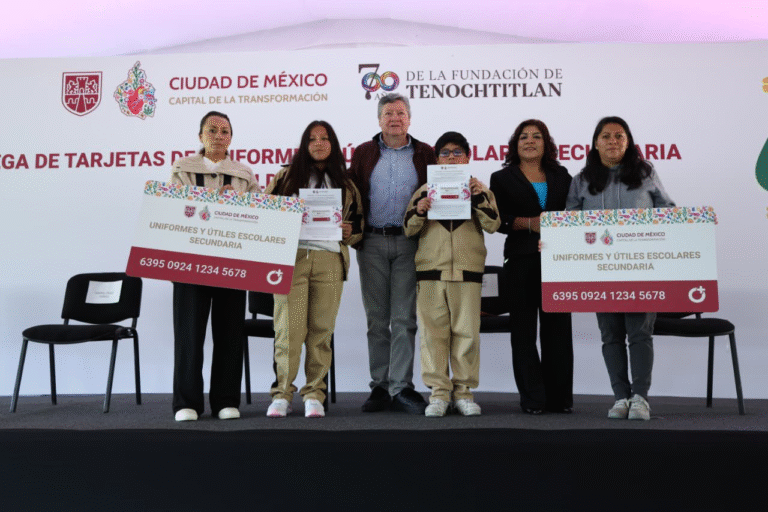Tláhuac respalda a la educación con entrega de tarjetas para uniformes y útiles escolares