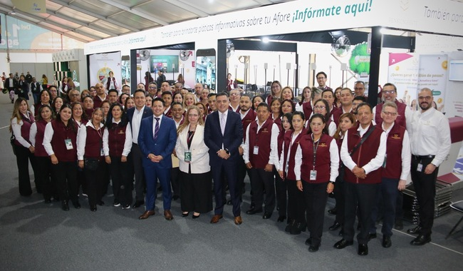 Pensionissste facilita más de 30 trámites en la Feria de Afores 2025 en el Zócalo capitalino