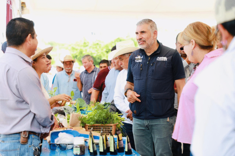 Ángel Torres inaugura Tianguis Agropecuario en San José Terán