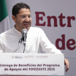 Martí Batres entrega finiquitos de vivienda a acreditados del FOVISSSTE en Iztapalapa