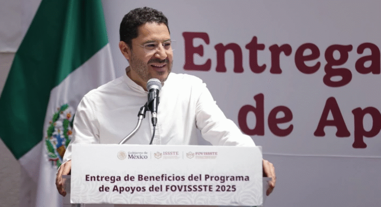 Martí Batres entrega finiquitos de vivienda a acreditados del FOVISSSTE en Iztapalapa