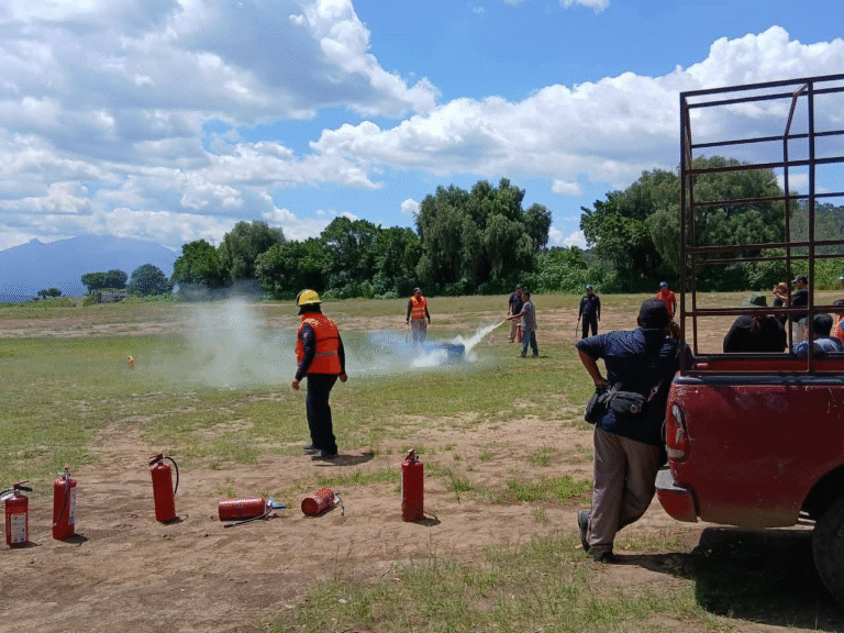 Protección Civil de San Pedro Cholula capacita a pirotécnicos en uso de extintores