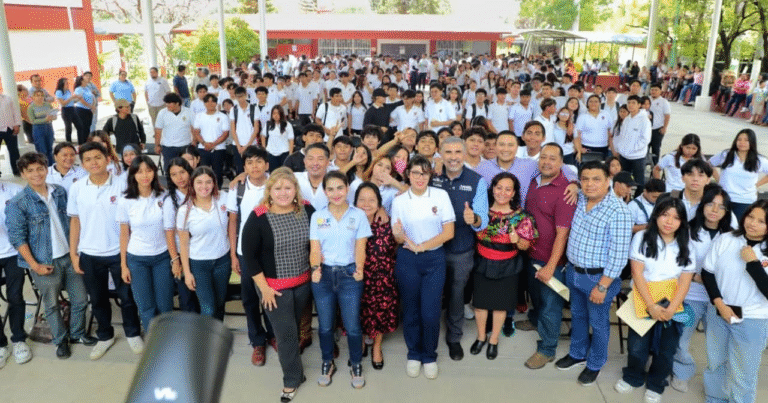 Suman más de 3,300 estudiantes de escuelas preparatorias beneficiados: Ángel Torres