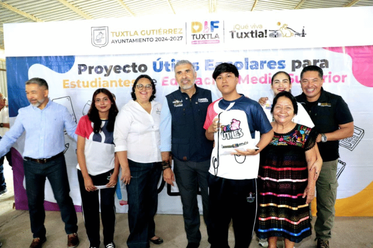 Ayuntamiento de Tuxtla Gutiérrez entrega Tux Útiles a estudiantes de la Preparatoria No. 8