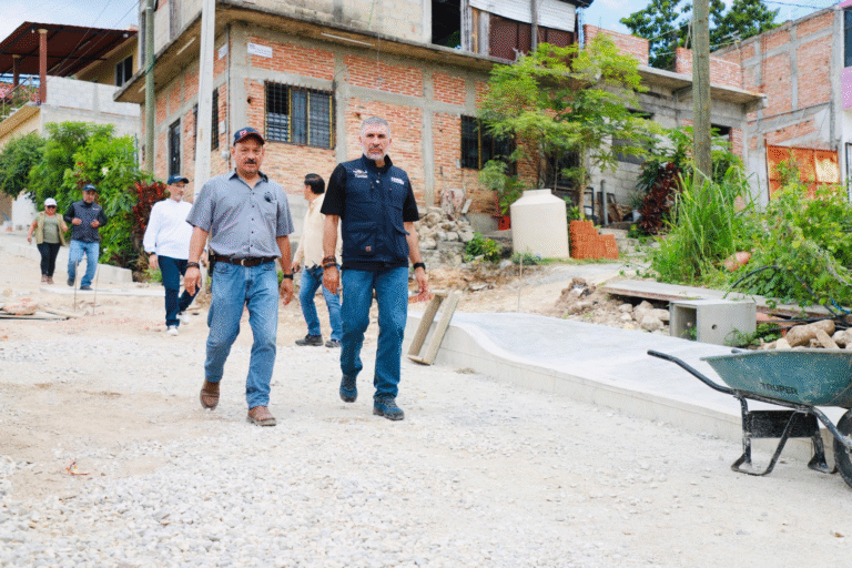 Supervisa Ángel Torres pavimentación en el fraccionamiento Villarreal como parte del programa “Calles Felices”