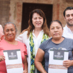 Margarita González Saravia atiende necesidades sociales en Tlayacapan y entrega apoyos de vivienda