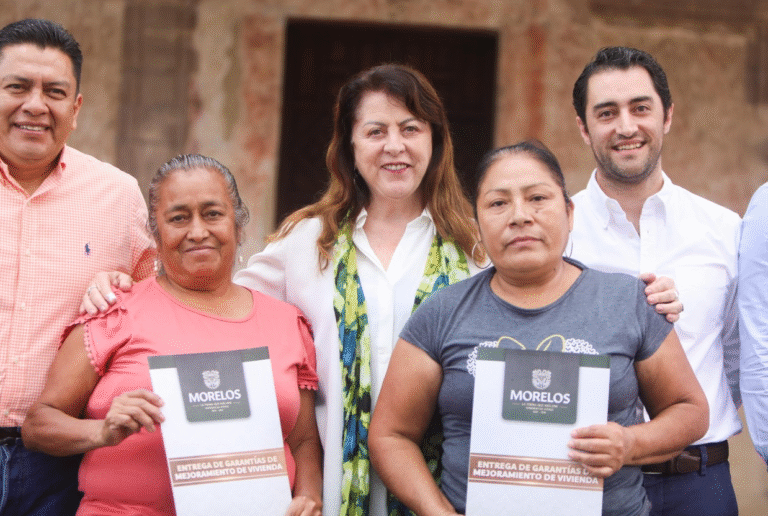 Margarita González Saravia atiende necesidades sociales en Tlayacapan y entrega apoyos de vivienda