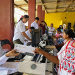 Gobierno de México entrega primeras tarjetas FINABIEN a mujeres artesanas en San Pedro Amuzgos