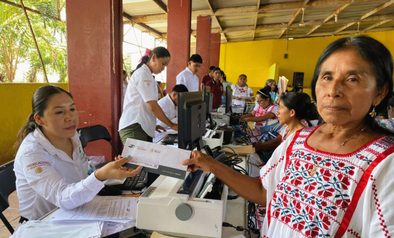 Gobierno de México entrega primeras tarjetas FINABIEN a mujeres artesanas en San Pedro Amuzgos