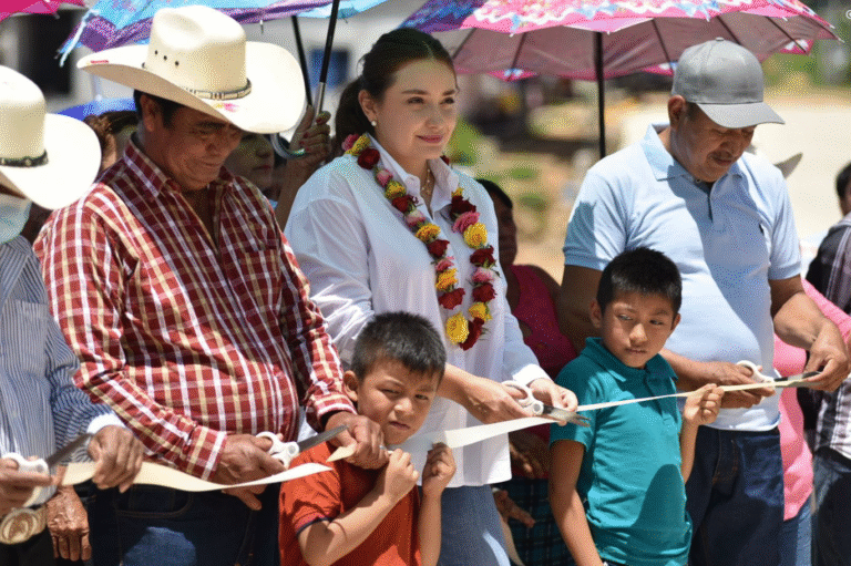 Valeria Rosales entrega calles pavimentadas en el ejido Cuauhtémoc de Villaflores