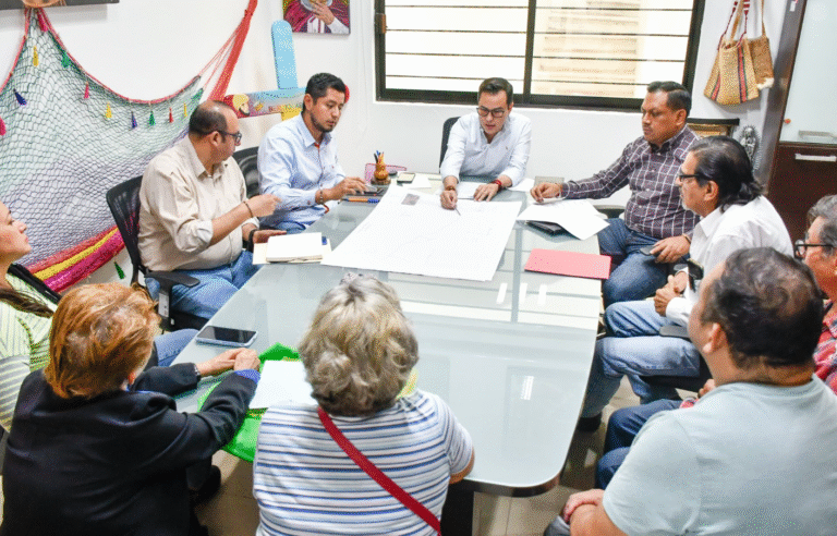 Alcalde de Berriozábal atiende a vecinos de La Piñuela para avanzar en proyecto de electrificación